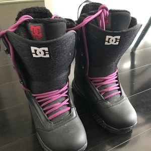 Snowboarding boots